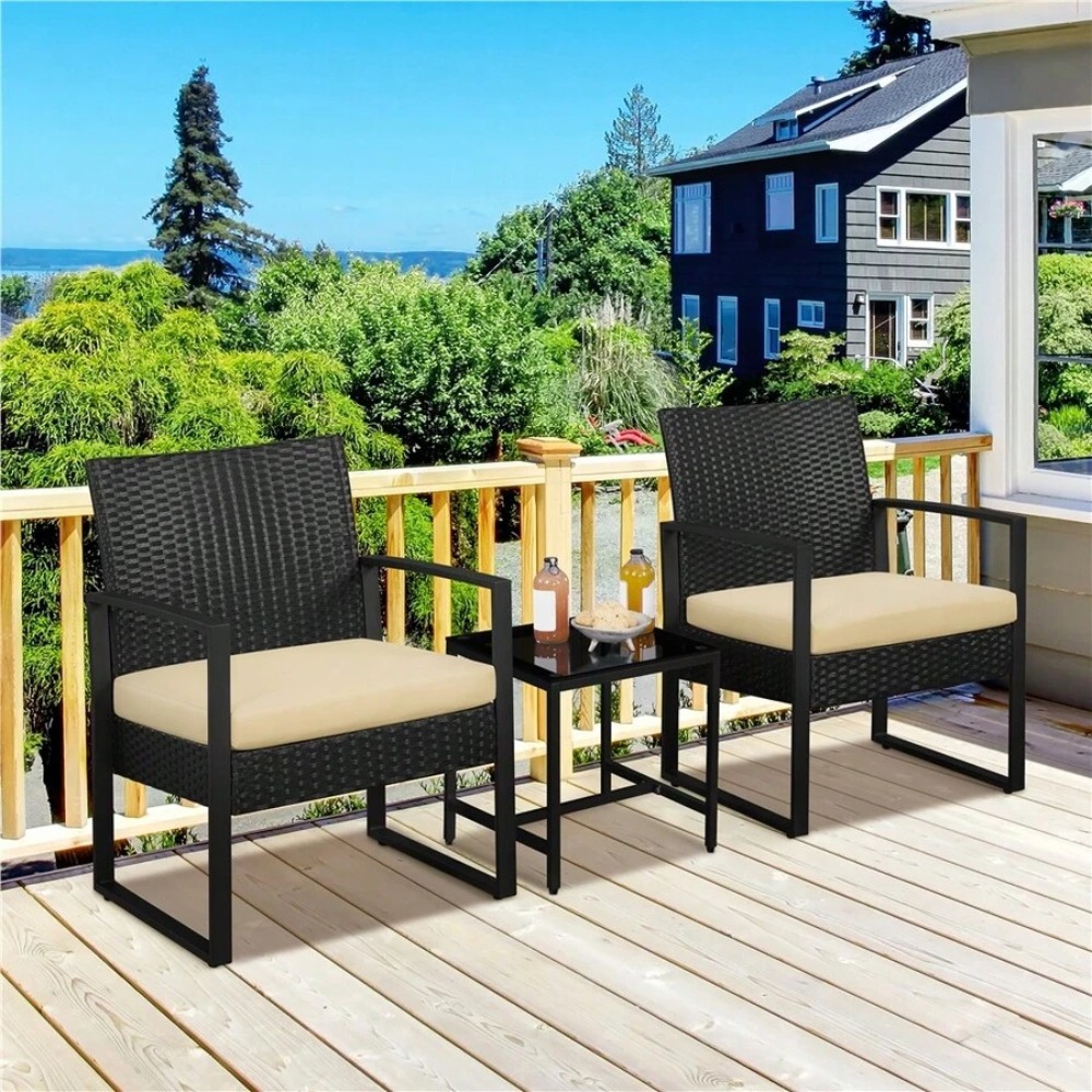 Outdoor Furniture Design - 3ピースの屋外用籐製家具セット（籐製チェア2脚とコーヒーテーブル1台）。裏庭、庭、ポーチ、バルコニーでの使用に適した会話用パティオセット。全天候型で耐久性のある金属フレーム。素朴でモダンなデザイン。組み立てが簡単。手編みのPE籐。頑丈な屋外リビングスペース。