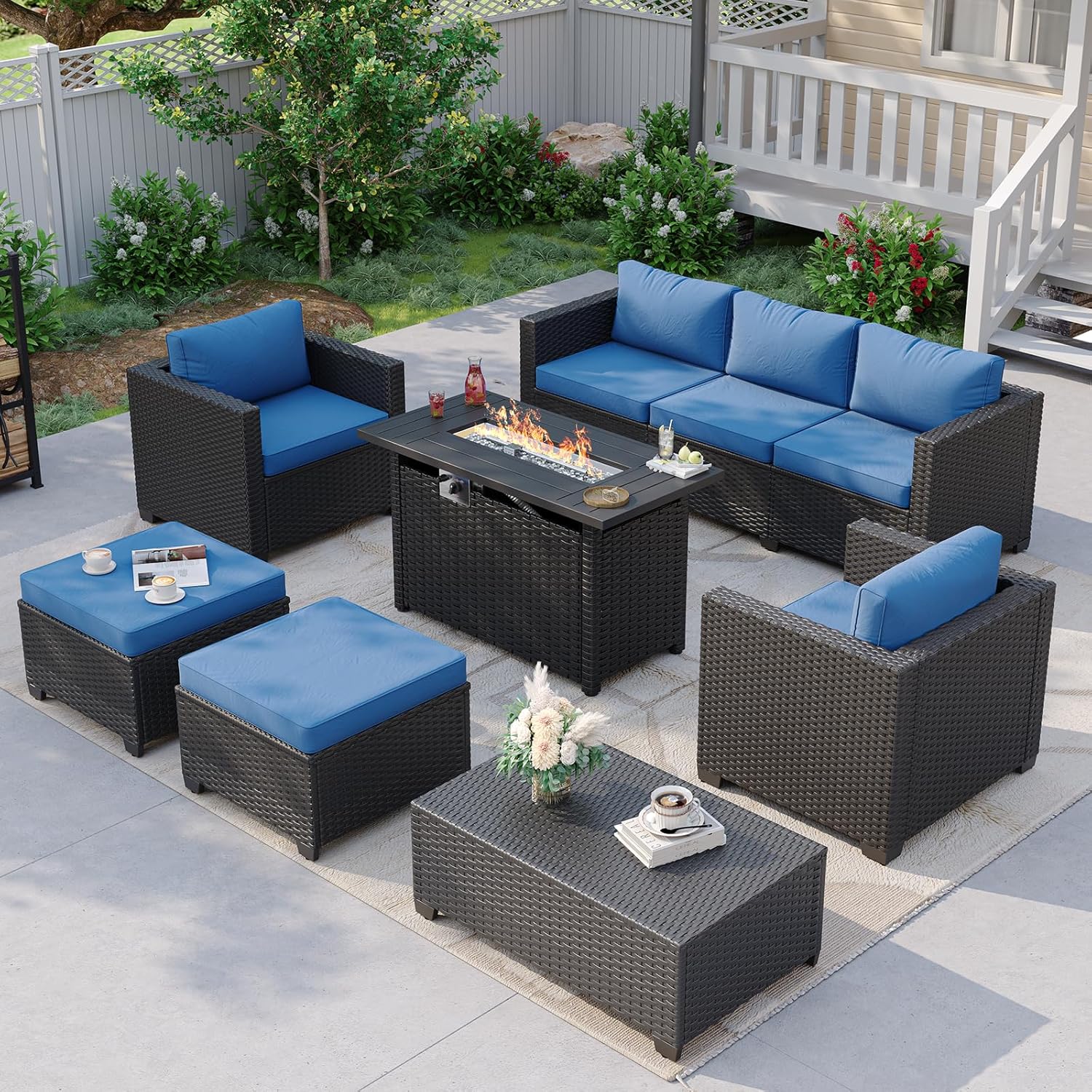Outdoor Furniture Set With Fire Pit - ネイビーブルーの屋外用セクショナルソファ（ファイヤーピットテーブルと収納付き）、7ピースの籐製パティオ家具セット（オットマンと防水カバー付き）